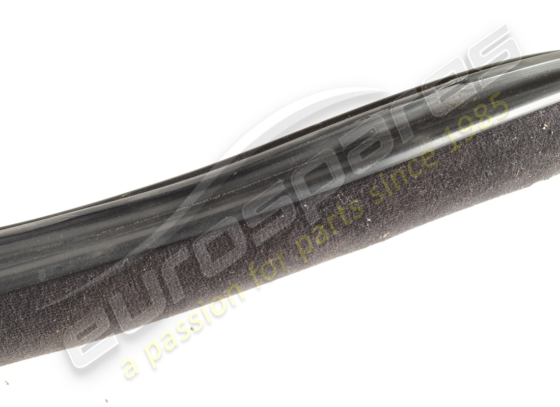 joint en caoutchouc de porte droite usagé maserati. numéro de pièce 384500158 (3)