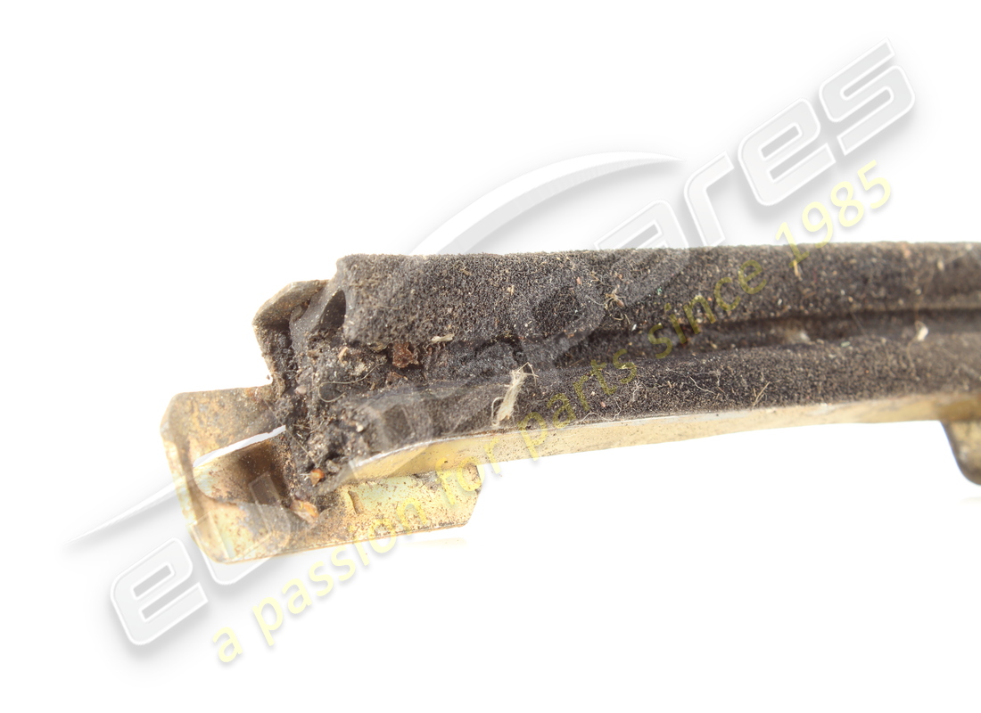 GUIDE ARRIÈRE D'OCCASION MASERATI POUR PORTE AVANT GAUCHE. RÉFÉRENCE 377700115 (3) guide arrière d'occasion maserati pour porte avant gauche. référence 377700115 (3)