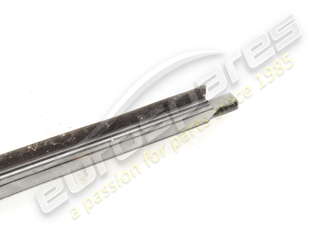 joint d'étanchéité côté droit usagé ferrari. numéro de pièce 60635300 (3)