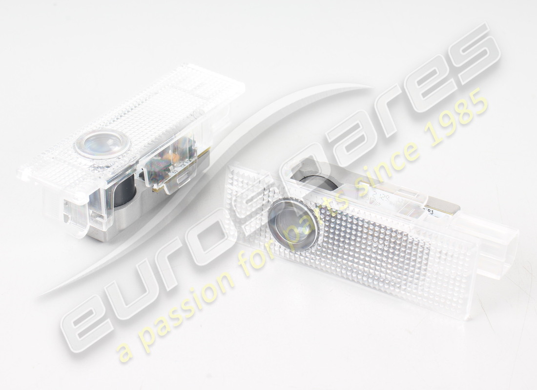 KIT DE LUMIÈRES DE COURTOISIE AVEC LOGO NEUF MASERATI. NUMÉRO DE PIÈCE 940001321 (1) kit de lumières de courtoisie avec logo neuf maserati. numéro de pièce 940001321 (1)