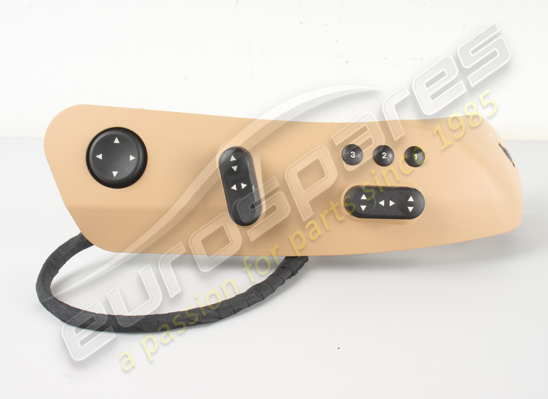 NOUVEAU (AUTRE) MASERATI PANNEAU DE BOUTONS DE COMMANDE DROIT, BEIGE. NUMÉRO DE PIÈCE 981321830 (2) nouveau (autre) maserati panneau de boutons de commande droit, beige. numéro de pièce 981321830 (2)