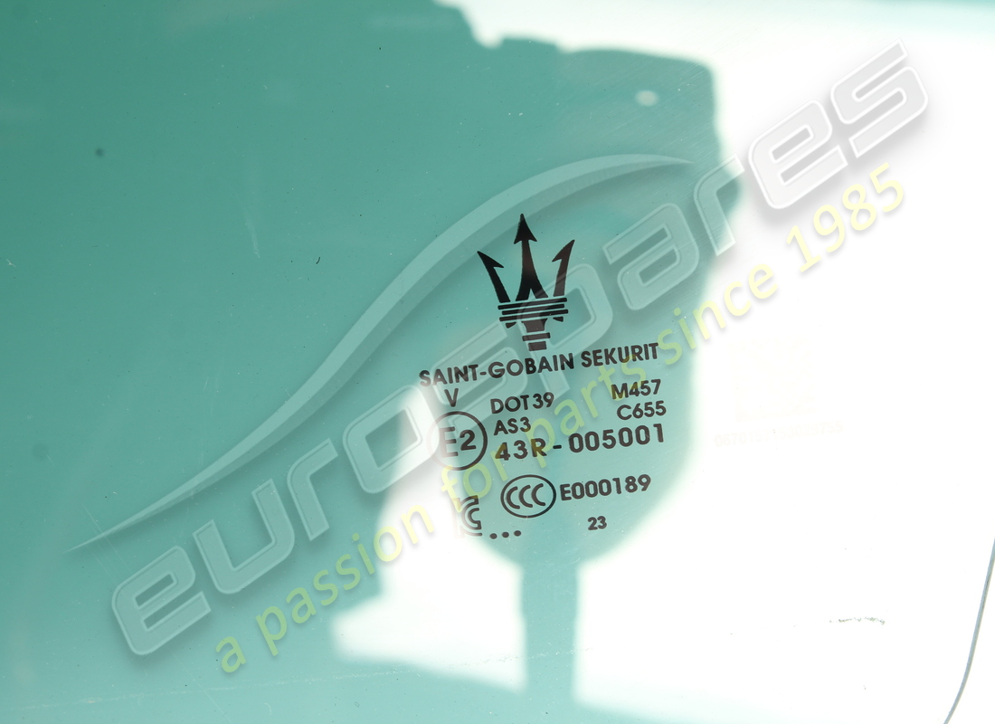 vitre de porte arrière gauche d'occasion maserati. numéro de pièce 670157153 (2)