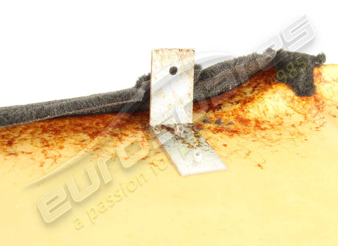 couvercle latéral droit ferrari utilisé. numéro de pièce 651142.. (5)