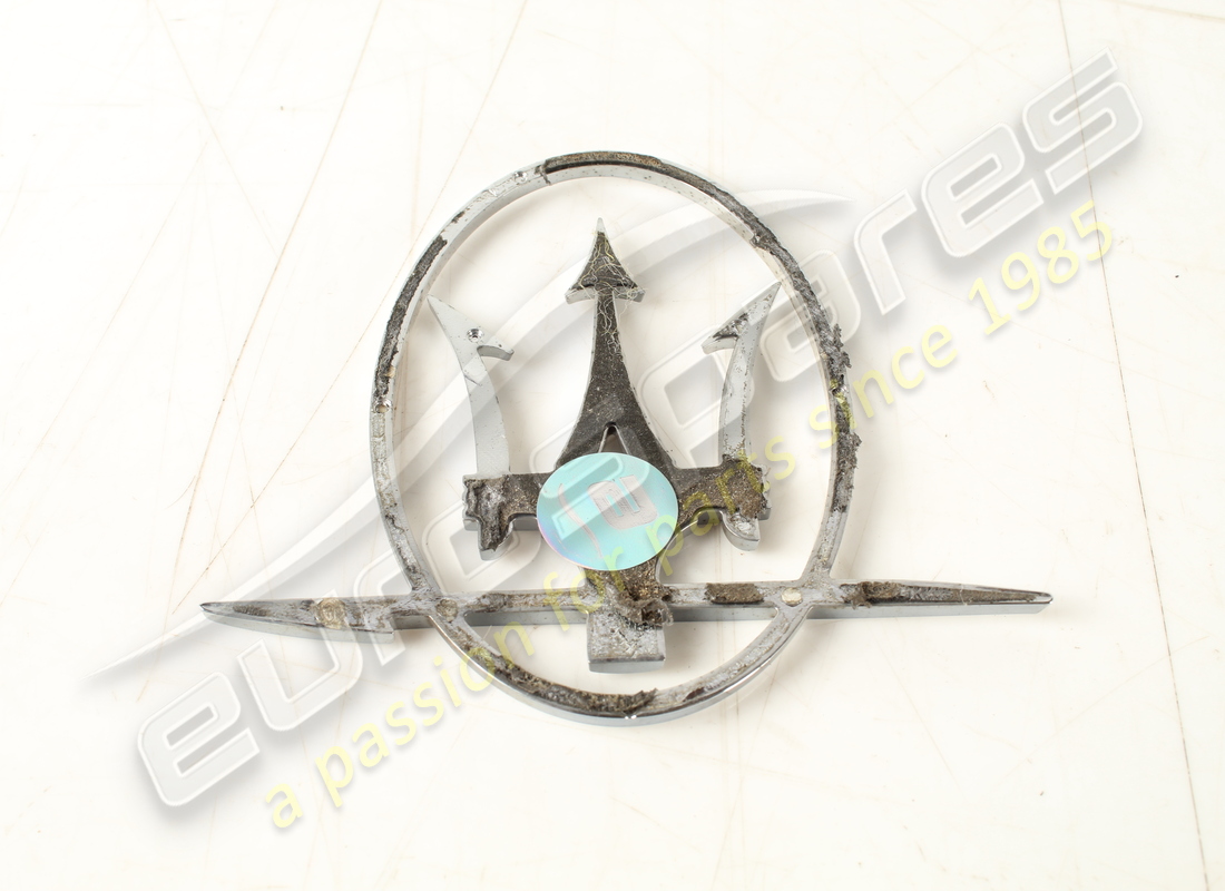 EMBLÈME UTILISÉ MASERATI.. NUMÉRO DE PIÈCE 89095300 (2) emblème utilisé maserati.. numéro de pièce 89095300 (2)