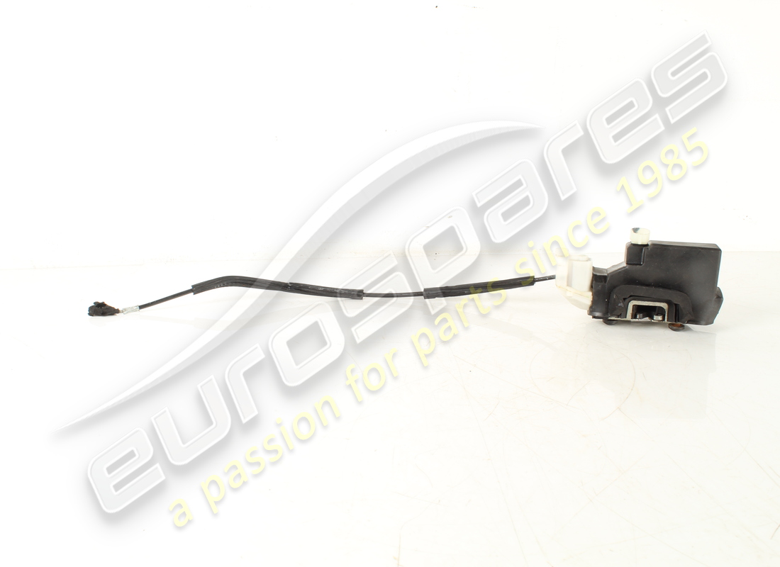 utilisé maserati serrure de porte droite. numéro de pièce 67575900 (1)