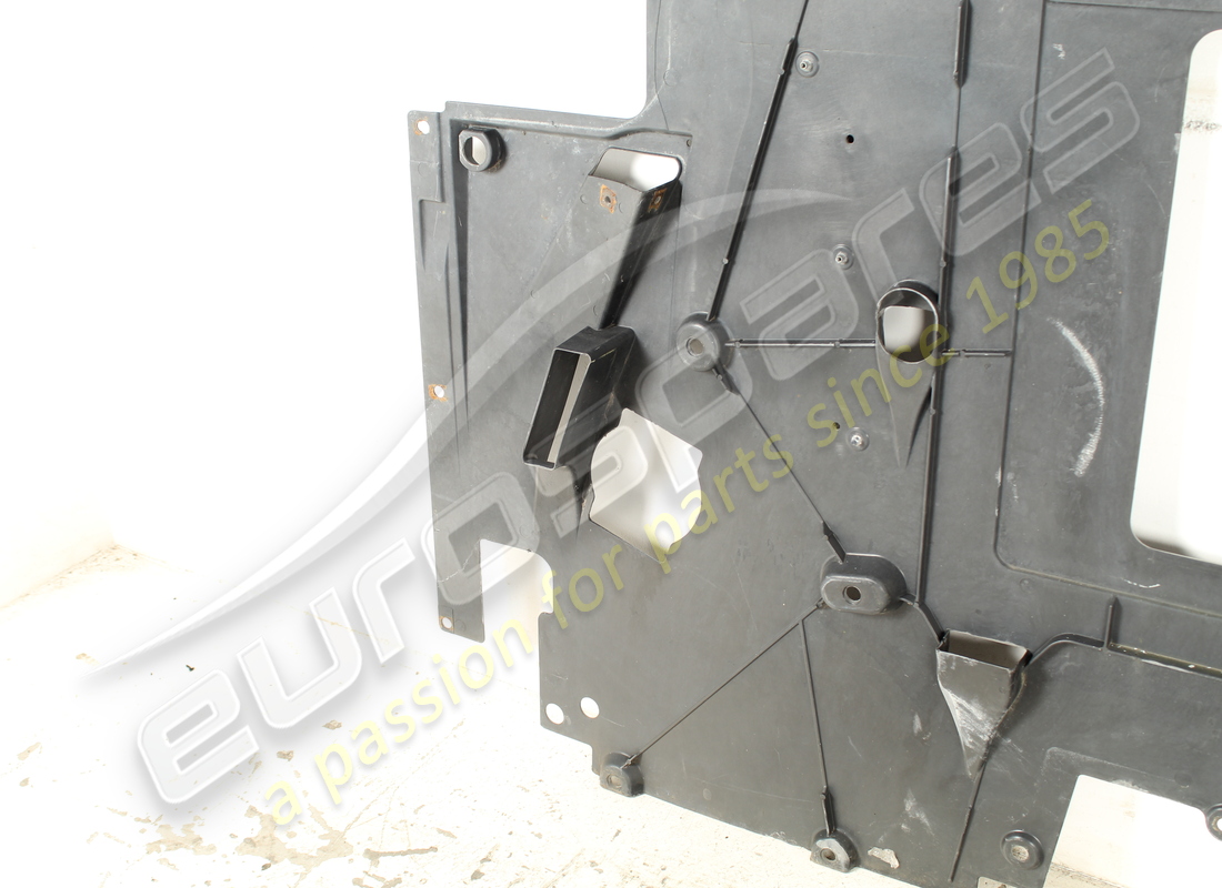 BOUCLIER DE SOUS-CAISSE ARRIÈRE FERRARI ENDOMMAGÉ. NUMÉRO DE PIÈCE 87496700 (2) bouclier de sous-caisse arrière ferrari endommagé. numéro de pièce 87496700 (2)