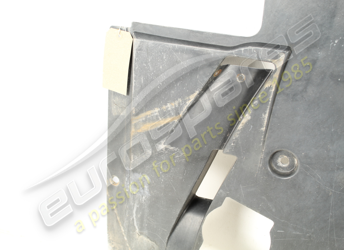 BOUCLIER DE SOUS-CAISSE ARRIÈRE FERRARI ENDOMMAGÉ. NUMÉRO DE PIÈCE 87496700 (6) bouclier de sous-caisse arrière ferrari endommagé. numéro de pièce 87496700 (6)