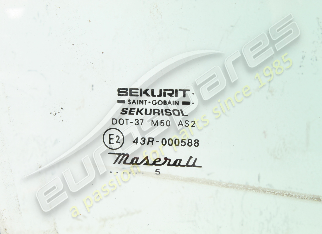 vitre de porte avant droite d'occasion maserati. numéro de pièce 377700330 (2)