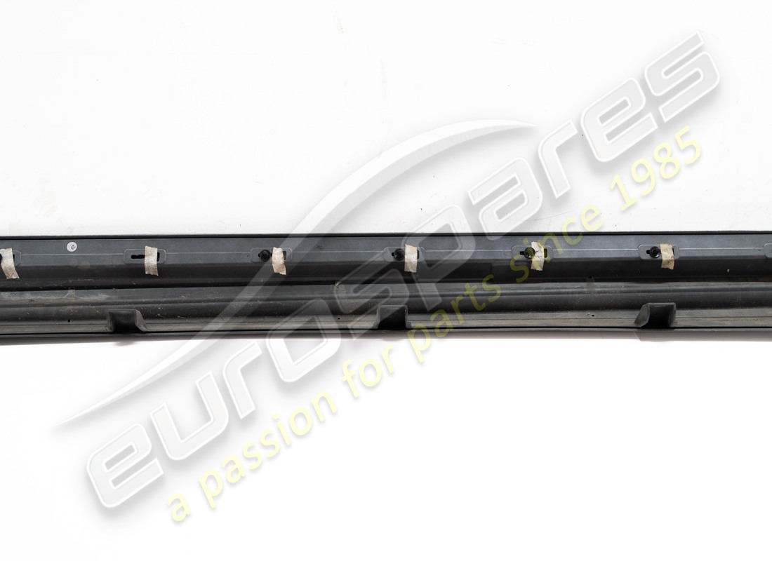 JUPE LATÉRALE DROITE D'OCCASION MASERATI (APPRÊT). RÉFÉRENCE 673000022 (10) jupe latérale droite d'occasion maserati (apprêt). référence 673000022 (10)