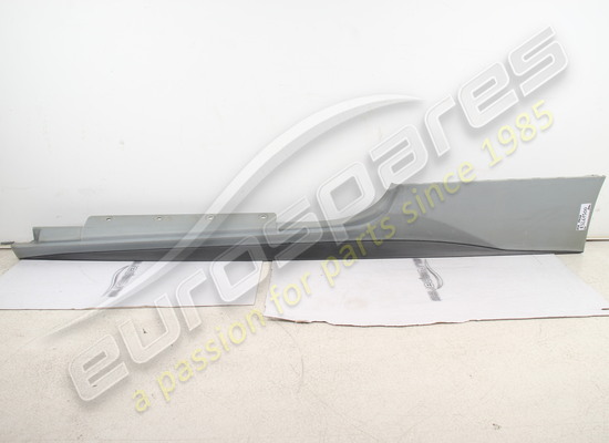 nouveau ferrari garniture sous-porte gauche numéro de pièce 83261500
