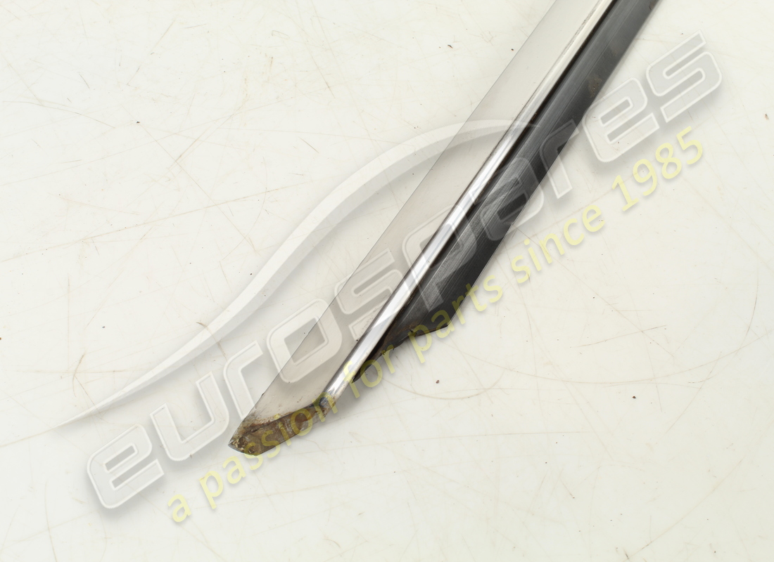 moulure inférieure gauche usagée ferrari. numéro de pièce 2574258108 (2)