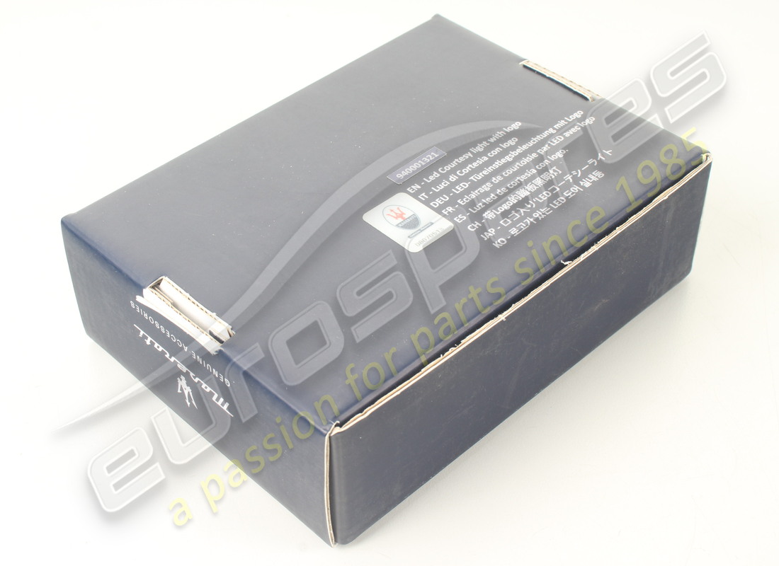 KIT DE LUMIÈRES DE COURTOISIE AVEC LOGO NEUF MASERATI. NUMÉRO DE PIÈCE 940001321 (6) kit de lumières de courtoisie avec logo neuf maserati. numéro de pièce 940001321 (6)