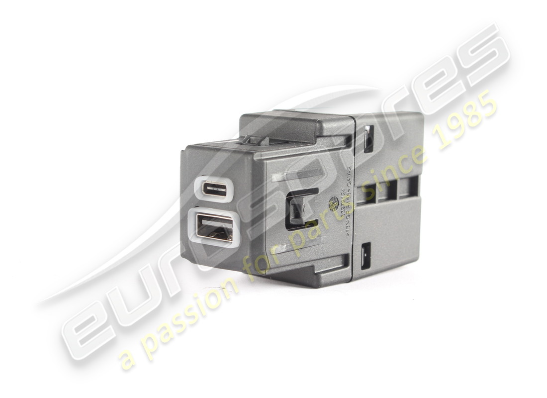 PRISE AUXILIAIRE ET PORT USB D'OCCASION Maserati. NUMÉRO DE PIÈCE 675001147 (1)