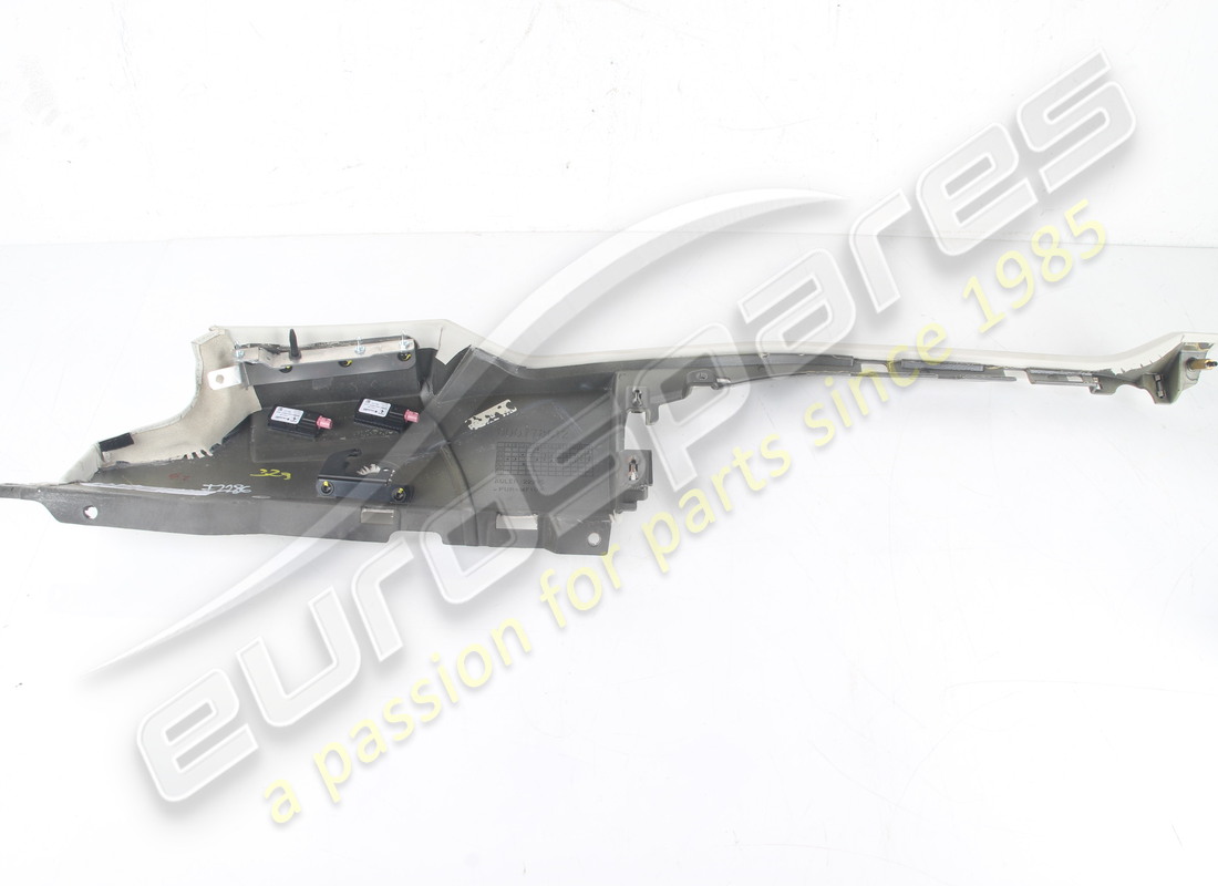 panneaux de tableau de bord inférieurs d'occasion eurospares en cuir gris clair 4301. références 947673 et 947672 en cuir et non en alcantara. référence eap1723553 (4)