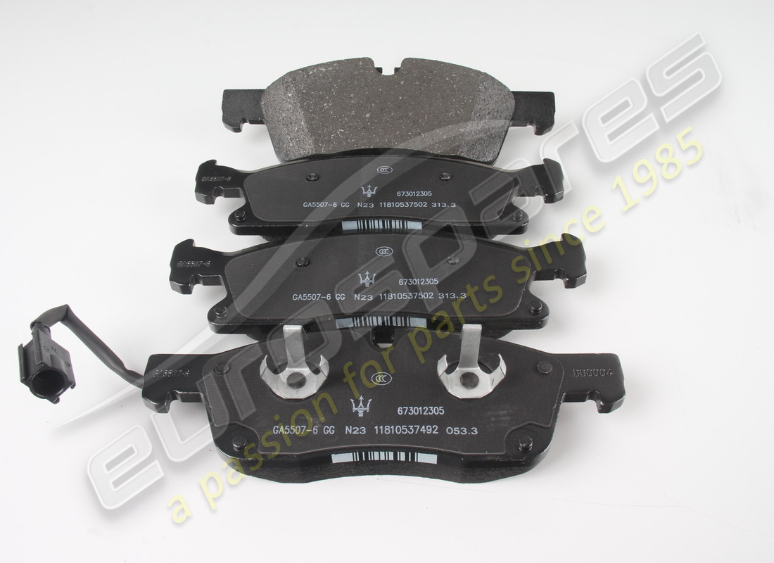 nouveaux maserati plaquettes avant. numéro de pièce 673012305 (1)