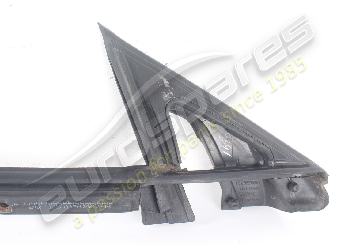 JOINT DE GRATTOIR DE FENÊTRE EXTÉRIEURE DROITE D'OCCASION FERRARI. NUMÉRO DE PIÈCE 82208000 (5) joint de grattoir de fenêtre extérieure droite d'occasion ferrari. numéro de pièce 82208000 (5)