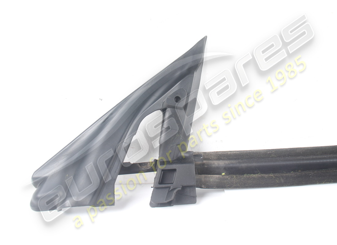 JOINT DE GRATTOIR DE FENÊTRE EXTÉRIEURE DROITE D'OCCASION FERRARI. NUMÉRO DE PIÈCE 82208000 (2) joint de grattoir de fenêtre extérieure droite d'occasion ferrari. numéro de pièce 82208000 (2)