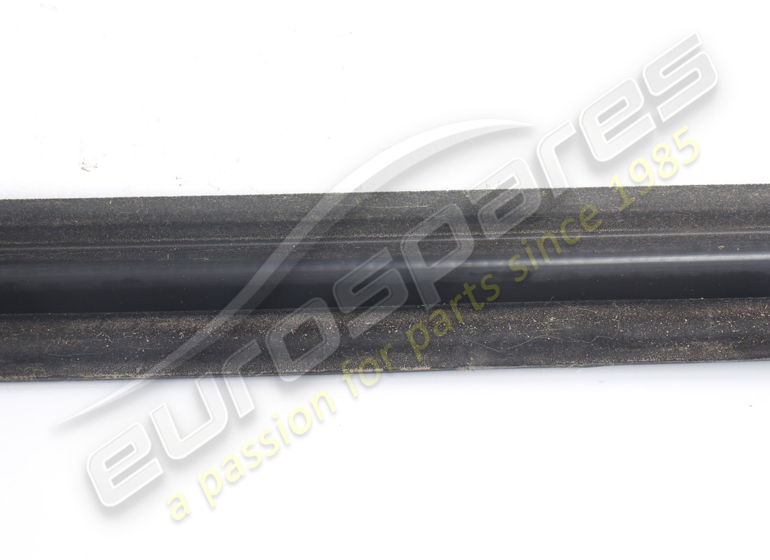 JOINT DE GRATTOIR DE FENÊTRE EXTÉRIEURE DROITE D'OCCASION FERRARI. NUMÉRO DE PIÈCE 82208000 (3) joint de grattoir de fenêtre extérieure droite d'occasion ferrari. numéro de pièce 82208000 (3)
