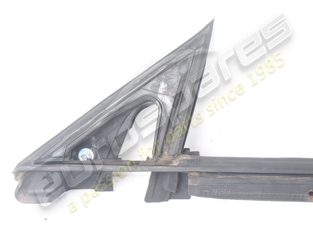 JOINT DE GRATTOIR DE FENÊTRE EXTÉRIEURE GAUCHE D'OCCASION FERRARI. NUMÉRO DE PIÈCE 82208100 (5) joint de grattoir de fenêtre extérieure gauche d'occasion ferrari. numéro de pièce 82208100 (5)