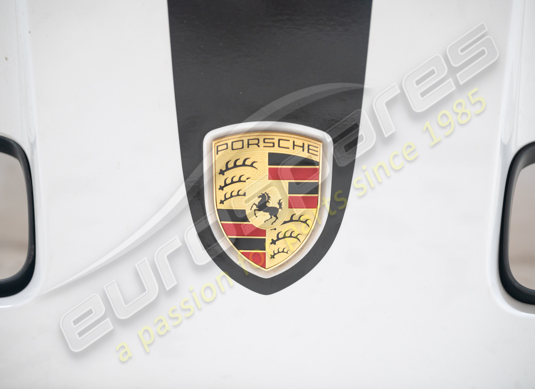 capot porsche endommagé. numéro de pièce 9gt823021 (2)