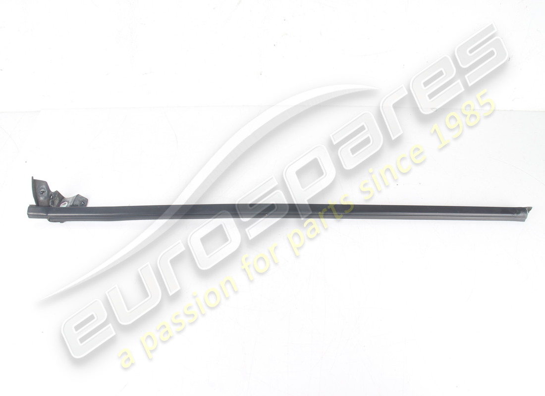 Joint de racleur de vitre extérieur gauche usagé Maserati. Numéro de pièce 67820300 (1)