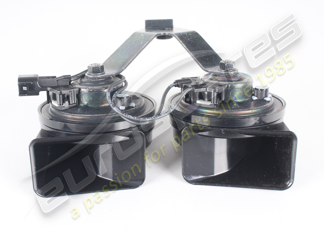 NOUVEAU ENSEMBLE DE KLAXON ET SUPPORT ASTON MARTIN. RÉFÉRENCE AD2313A803BB (1) nouveau ensemble de klaxon et support aston martin. référence ad2313a803bb (1)