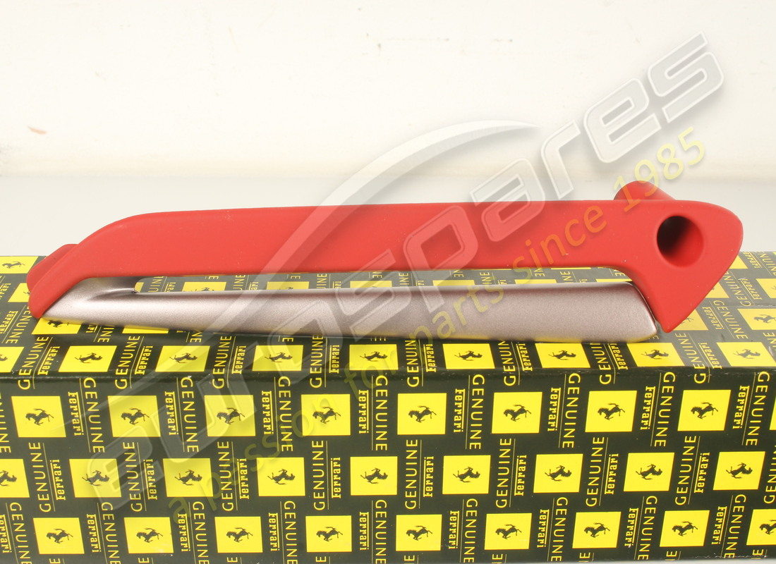 nouvelle plaque de fixation droite complète ferrari. numéro de pièce 82118530 (3)