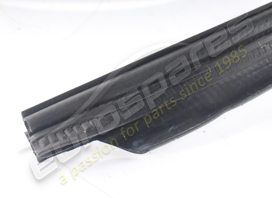 joint de coffre à bagages d'occasion maserati. numéro de pièce 68084300 (2)