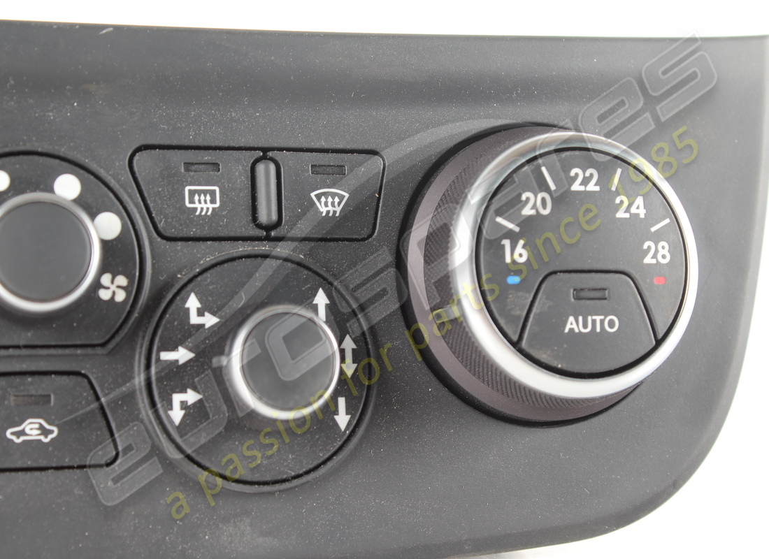 panneau de commande de climatisation d'occasion ferrari. numéro de pièce 82299100 (2)