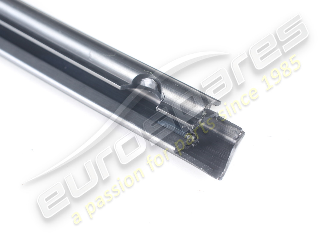 NOUVELLE MOULURE GAUCHE FERRARI. NUMÉRO DE PIÈCE 61539000 (3) nouvelle moulure gauche ferrari. numéro de pièce 61539000 (3)