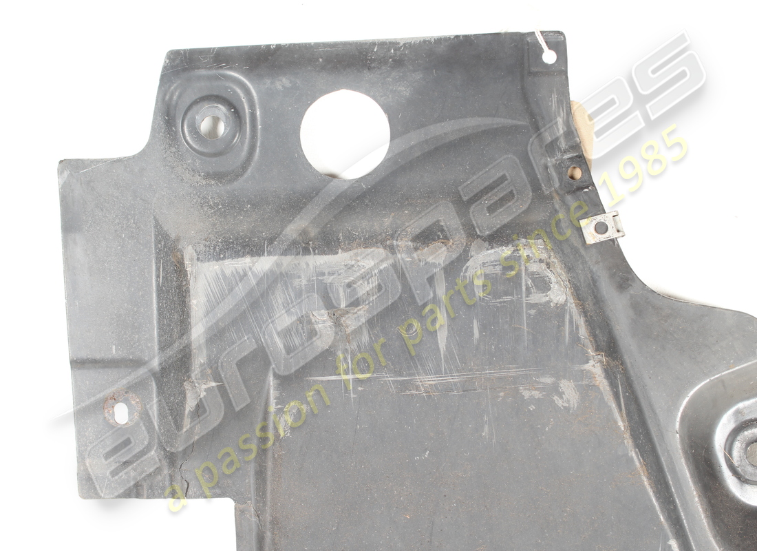 section arrière droite endommagée ferrari de l'élément plat de sous-plateau avant. numéro de pièce 81176900 (2)