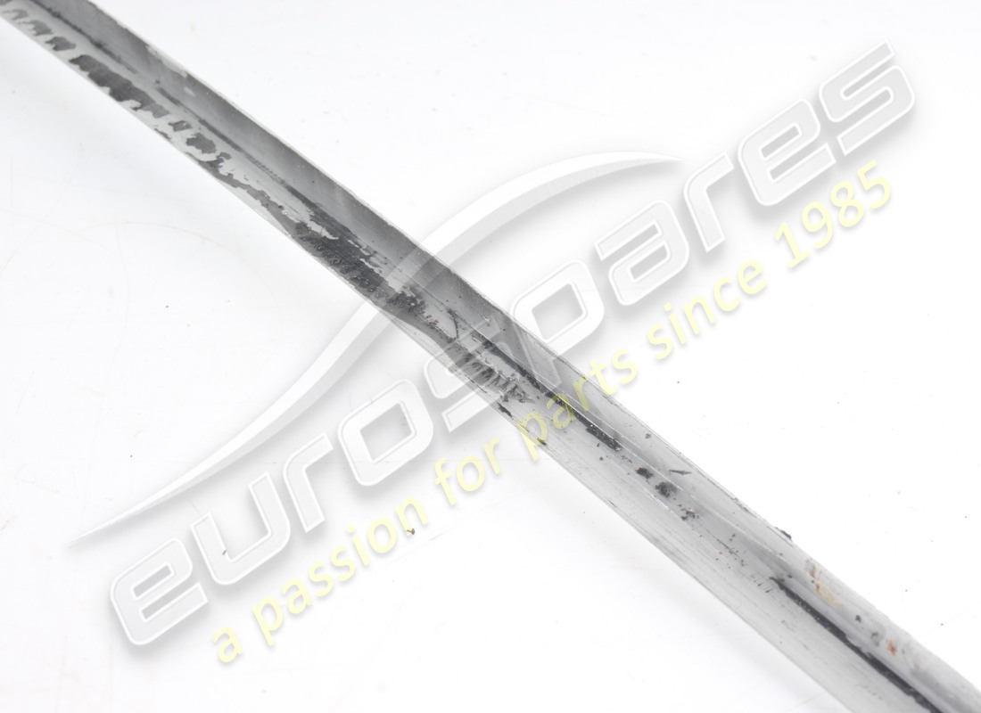 UTILISÉ FERRARI ENSEMBLE DE MOULURES DE PARE-BRISE 308GT4. NUMÉRO DE PIÈCE 40022204A (5) utilisé ferrari ensemble de moulures de pare-brise 308gt4. numéro de pièce 40022204a (5)