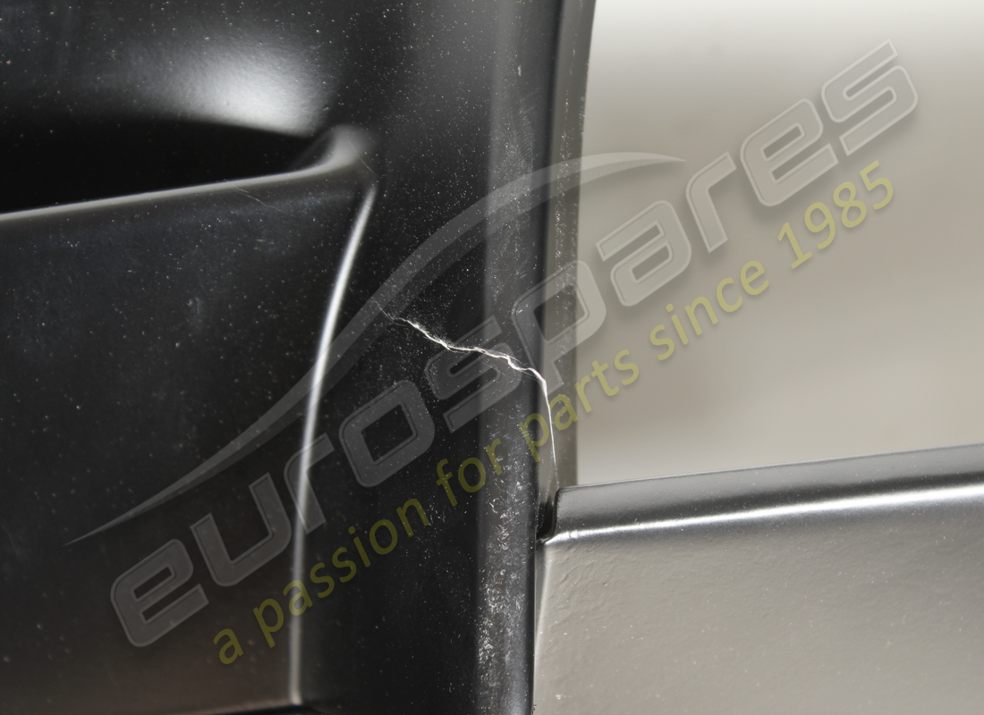 diffuseur arrière ferrari endommagé. numéro de pièce 877913 (3)