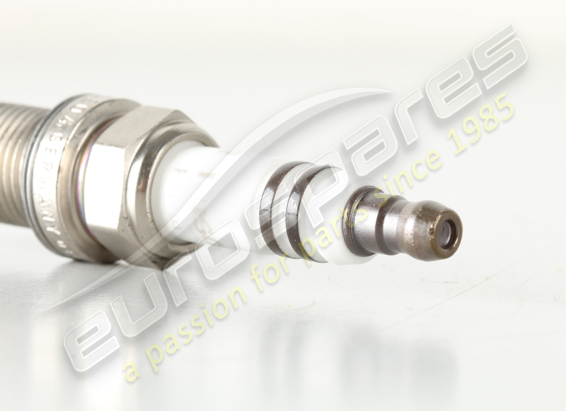 NOUVELLE BOUGIE D'ALLUMAGE BOSCH. NUMÉRO DE PIÈCE 99917023290 (2) nouvelle bougie d'allumage bosch. numéro de pièce 99917023290 (2)