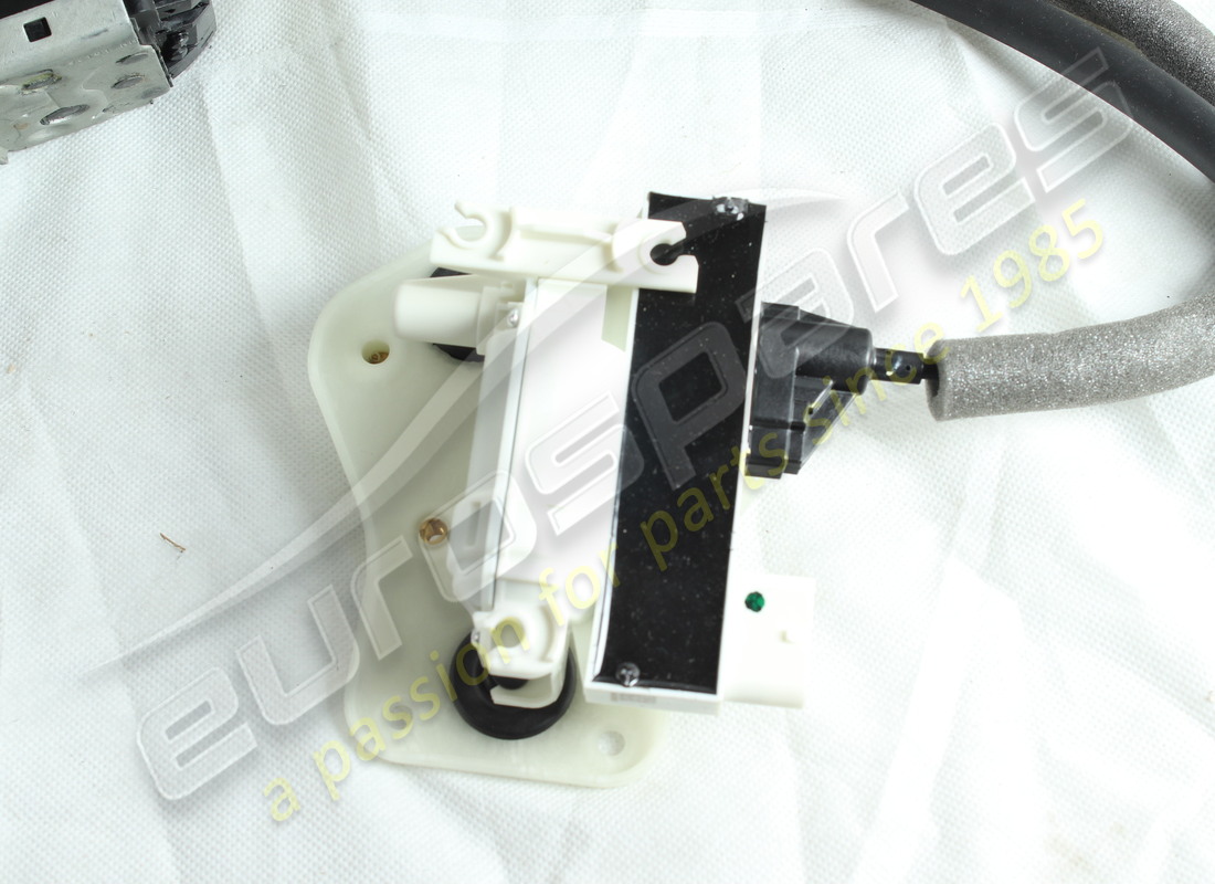 nouvelle serrure de porte avant droite maserati. numéro de pièce 670107780 (3)