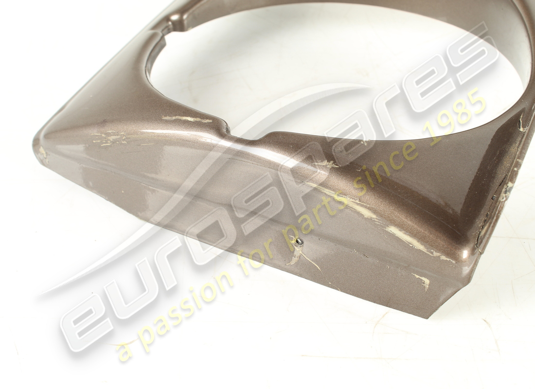 encadrement de phare droit endommagé ferrari. référence 2558203200 (2)