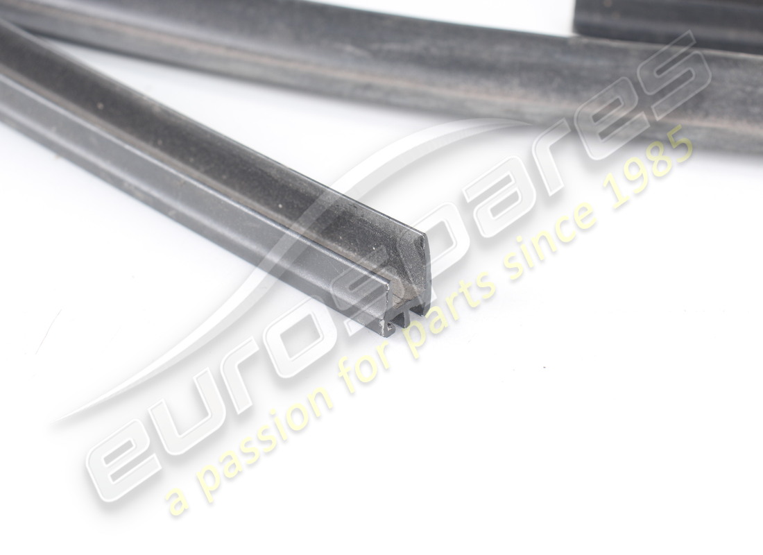 nouveau (autre) ferrari moulure de vitre arrière complète. référence 65649400 (3)