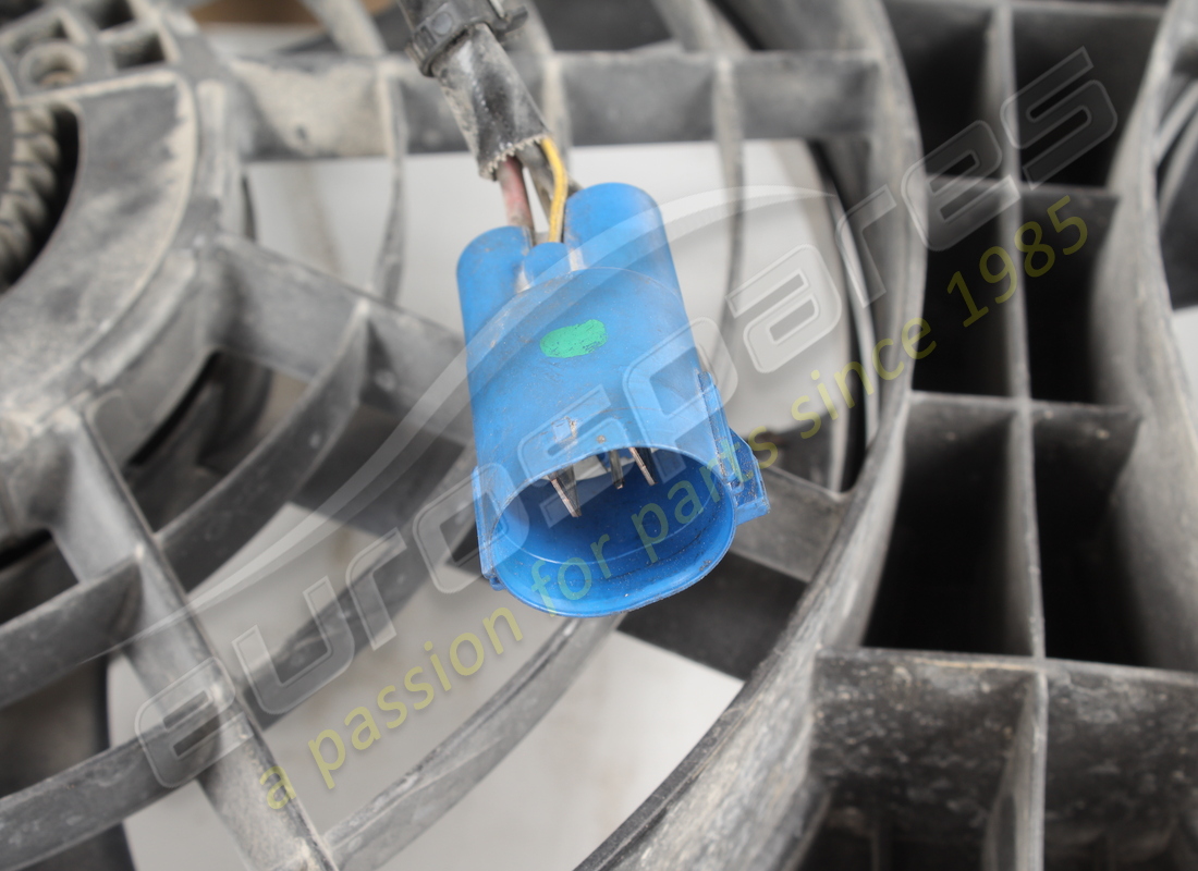 capot endommagé ferrari avec ventilateurs électriques. numéro de pièce 267211 (4)