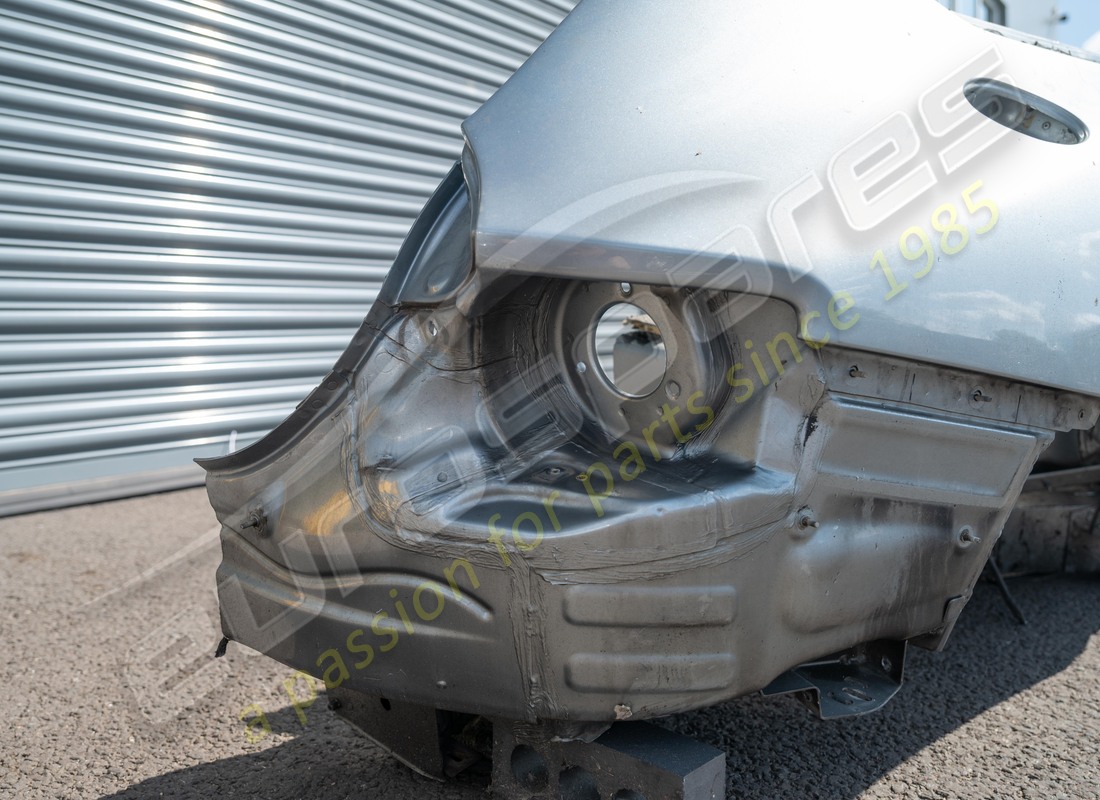 utilisé ferrari flanque arrière droit complet. numéro de pièce 83275611 (2)