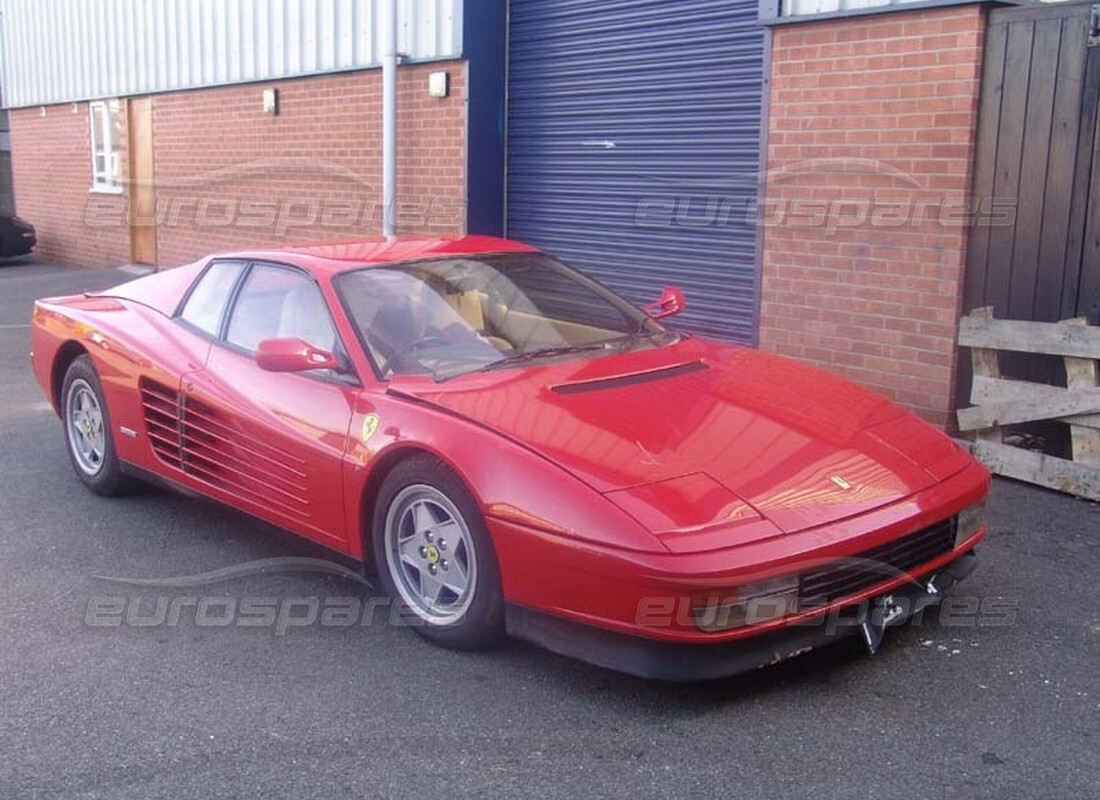 ferrari testarossa (1990) en préparation pour démantèlement à eurospares