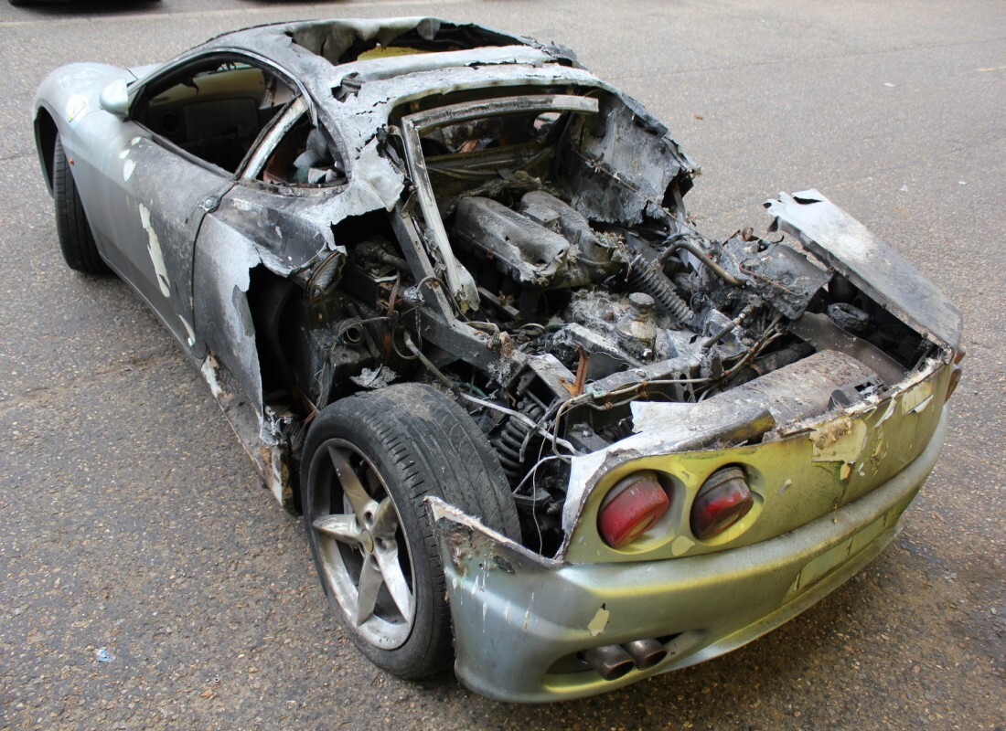 ferrari 360 modena avec inconnu, en préparation pour le démontage #5