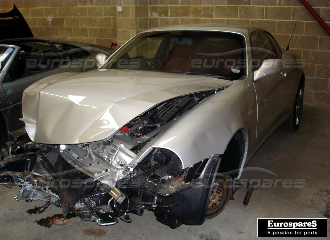 maserati 4200 coupe (2003) en préparation pour démantèlement à eurospares