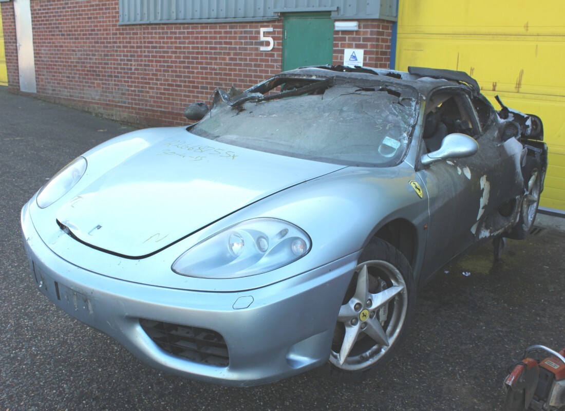 ferrari 360 modena avec inconnu, en préparation pour le démontage #2