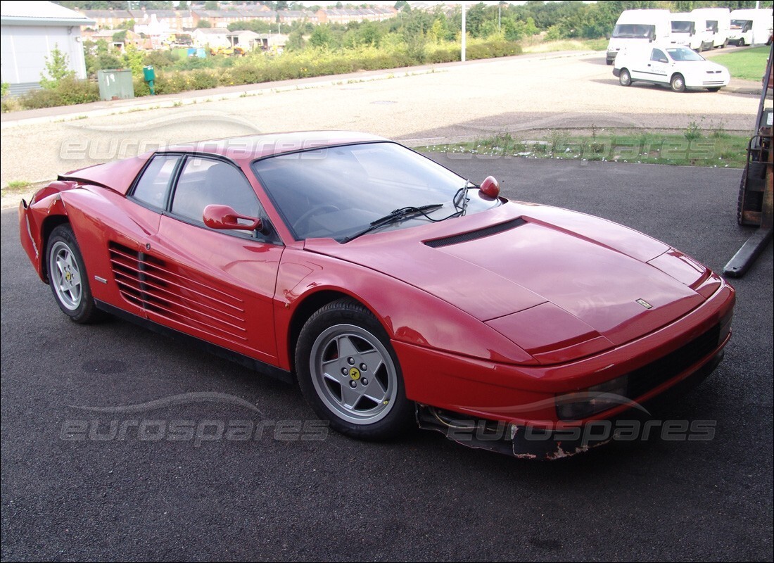 ferrari testarossa (1990) en préparation pour démantèlement à eurospares