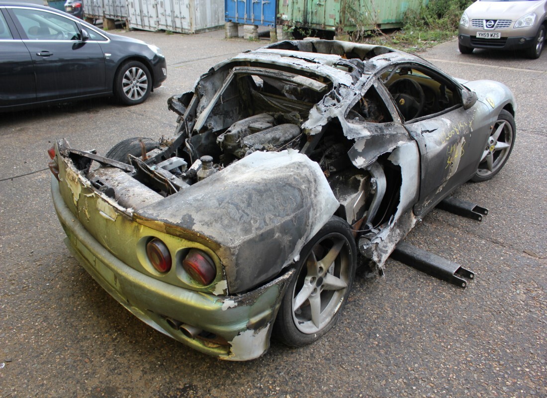 ferrari 360 modena avec inconnu, en préparation pour le démontage #4