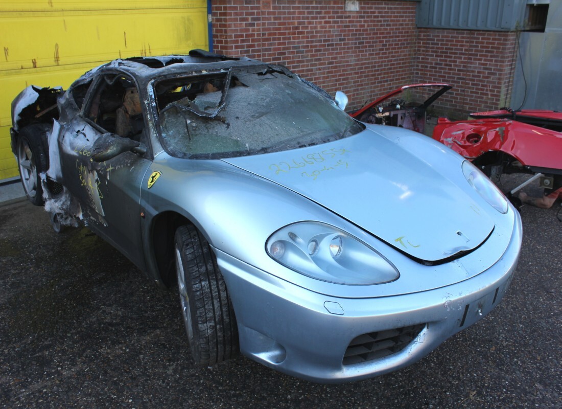 ferrari 360 modena avec inconnu, en préparation pour le démontage #3