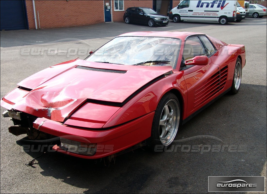 ferrari testarossa (1990) en préparation pour démantèlement à eurospares