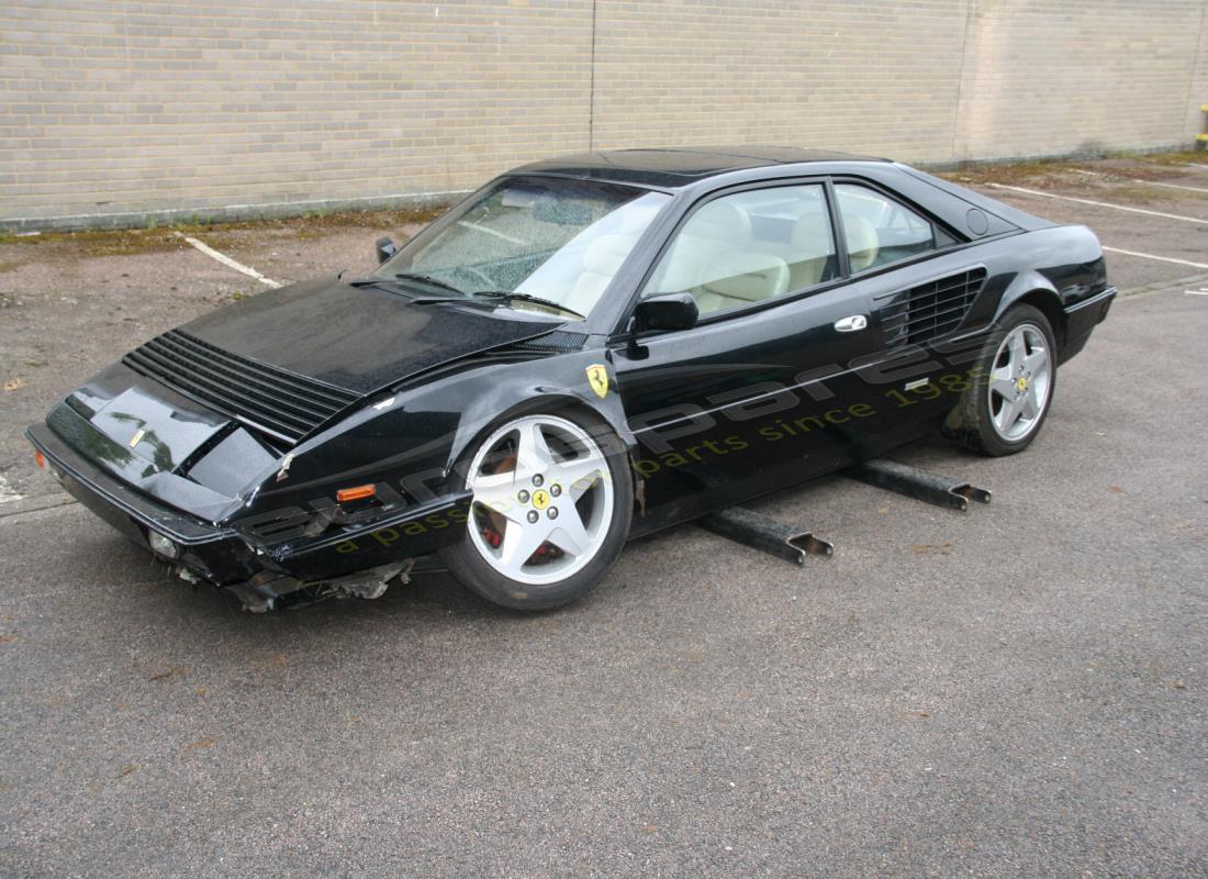 ferrari mondial 3.0 qv (1984) en préparation pour démantèlement à eurospares