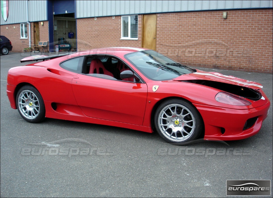 ferrari 360 modena en préparation pour démantèlement à eurospares