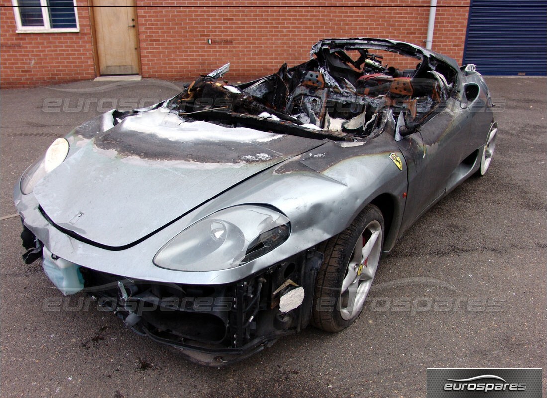 ferrari 360 modena en préparation pour démantèlement à eurospares